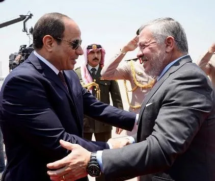 الملك يصل القاهرة والسيسي في مقدمة مستقبليه