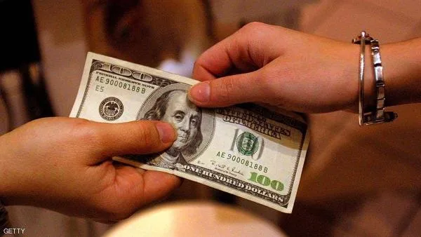 الدولار يتمسك بمكاسبه