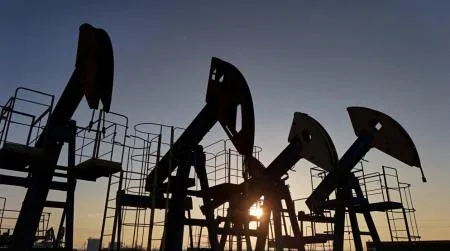 النفط يقفز بأكثر من 2.5% مع تجدد مخاوف الإمدادات