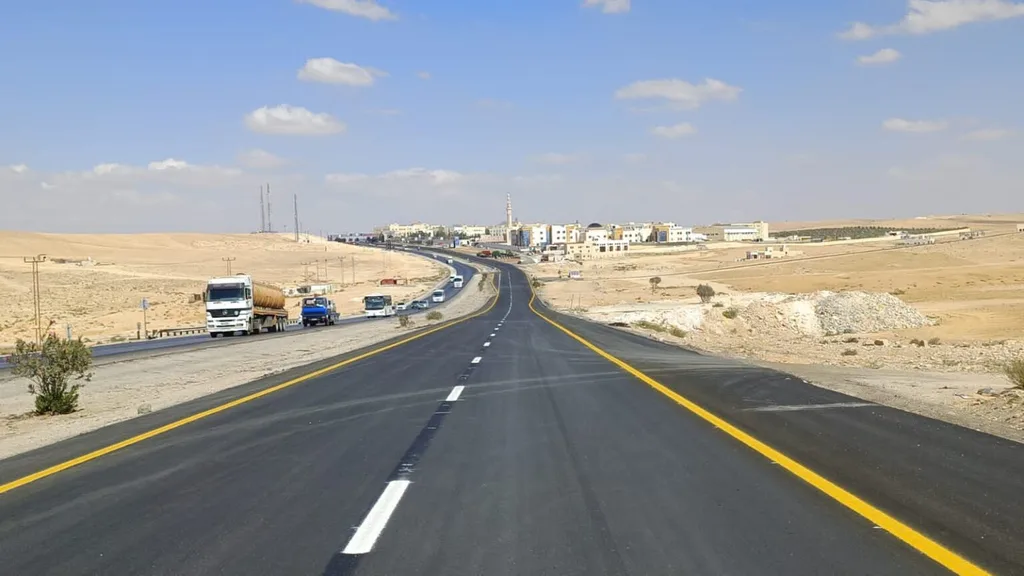 الانتهاء من إعادة تأهيل وصيانة جزء من طريق الزرقاء – المفرق