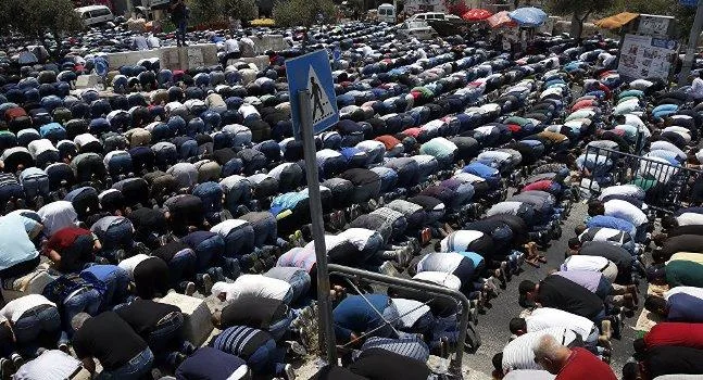 الكويت توقف خطبة وصلاة الجمعة