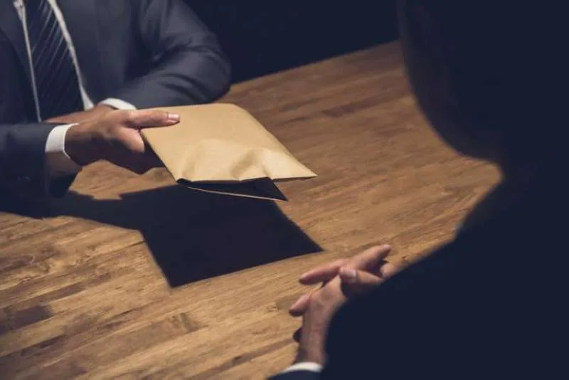 الهدايا والتبرعات للأحزاب: هل هي مجازة في القانون؟