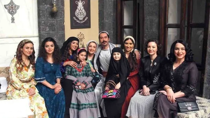 منتج باب الحارة يؤكد استمرار المسلسل للجزء الـ20 ويمنع أي فنانة خضعت لحقن “بوتوكس” من المشاركة