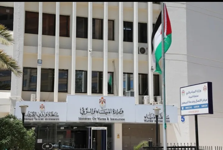 المياه تضبط حفارة مخالفة في منطقة المغطس