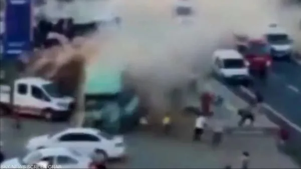 حادث مروع .. شاحنة تدهس حشدا في تركيا وتخلف 16 قتيلا