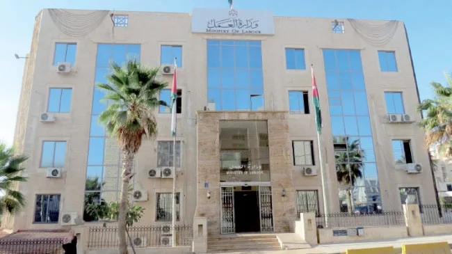 العمل تدعو القطاع الخاص للتعامل مع عطلة السبت