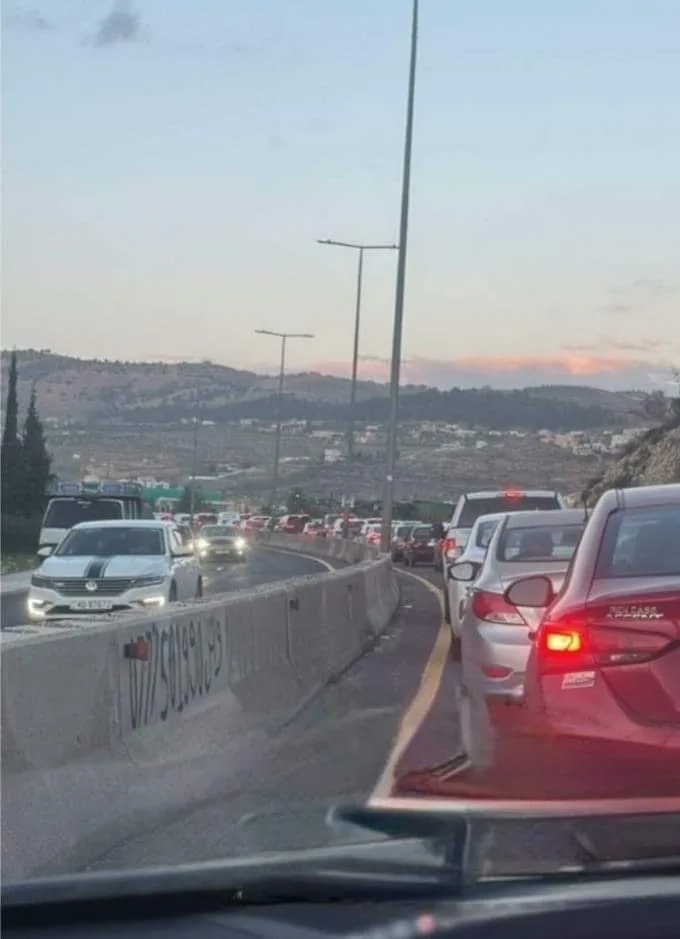 حادث سير على طريق اربد عمان يتسبب بأزمة سير خانقة
