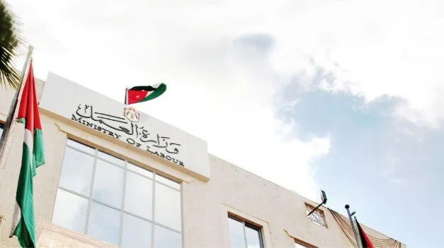 وزير العمل يشد على يد أمينه العام