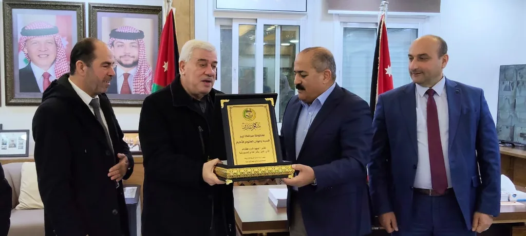 في لفتة تقديرية.. بلدية الرمثا الجديدة تُكرم محافظ إربد رضوان العتوم
