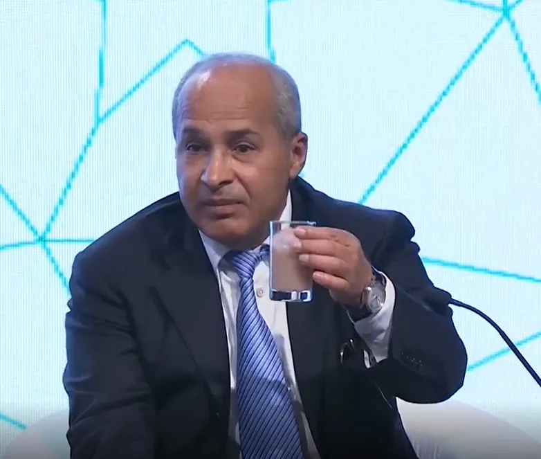 زياد المناصير يشرب سمادا طبيعيا أمام الكاميرا