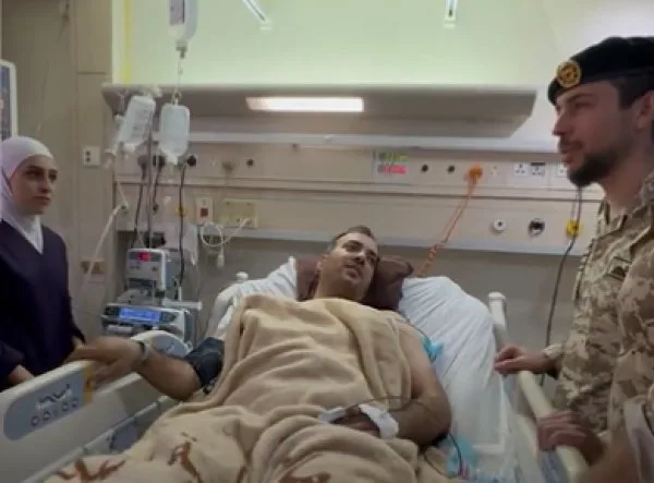 ولي العهد يتفقد مصابي الأمن في المدينة الطبية