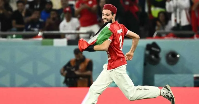 فلسطين تكرم المشجع التونسي الذي طاف بعلمها في مباراة بمونديال قطر