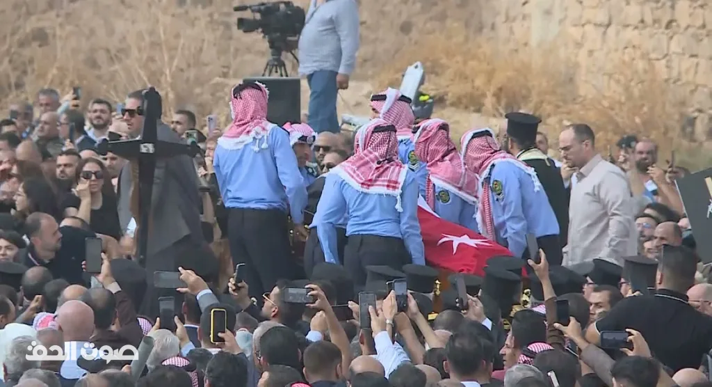 بحضور الآلاف .. الأردنيون يشيعون جثامين شهداء كنيسة حمود - صور