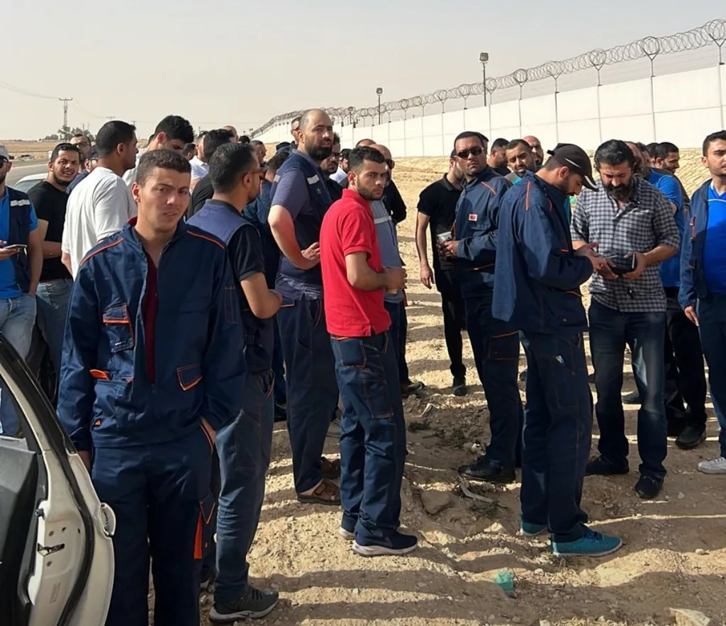 وقفة احتجاجية لموظفين أمام محطة توليد الكهرباء الكورية بعد فصلهم تعسفيا