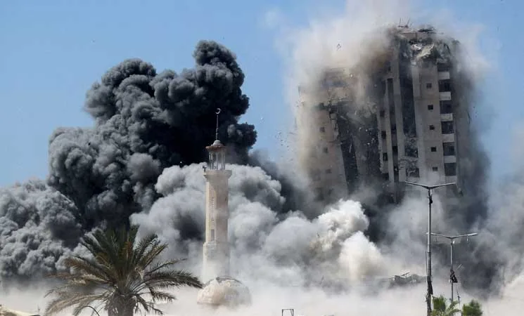 لبيد: نتنياهو يفضل تدمير أبراج غزة على إعادة أبنائنا