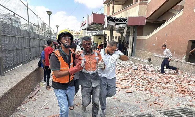 بينهم 4 صحافيين.. استشهاد 14 فلسطينيا بقصف إسرائيلي استهدف مجمع ناصر الطبي- (صور)