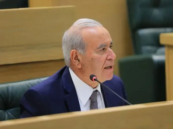 المعاني: يجب تطعيم كل من هو فوق 12 سنة