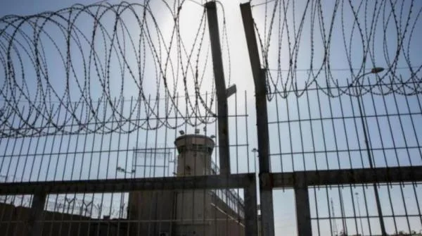 أسير فلسطيني يواصل إضرابه عن الطعام لليوم 96