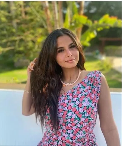 منه عرفة مذيعة للمرة الأولى