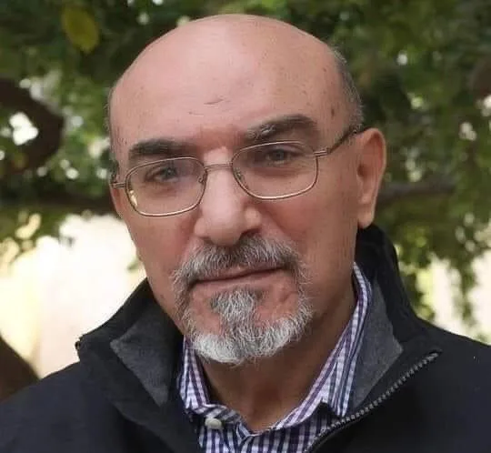 الفنان هشام الهنيدي على سرير الشفاء
