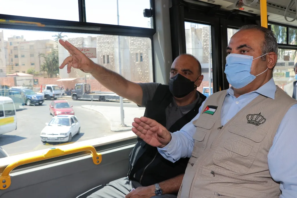 الخصاونة يفتتح محطة طارق غدا ضمن مشروع الباص السريع