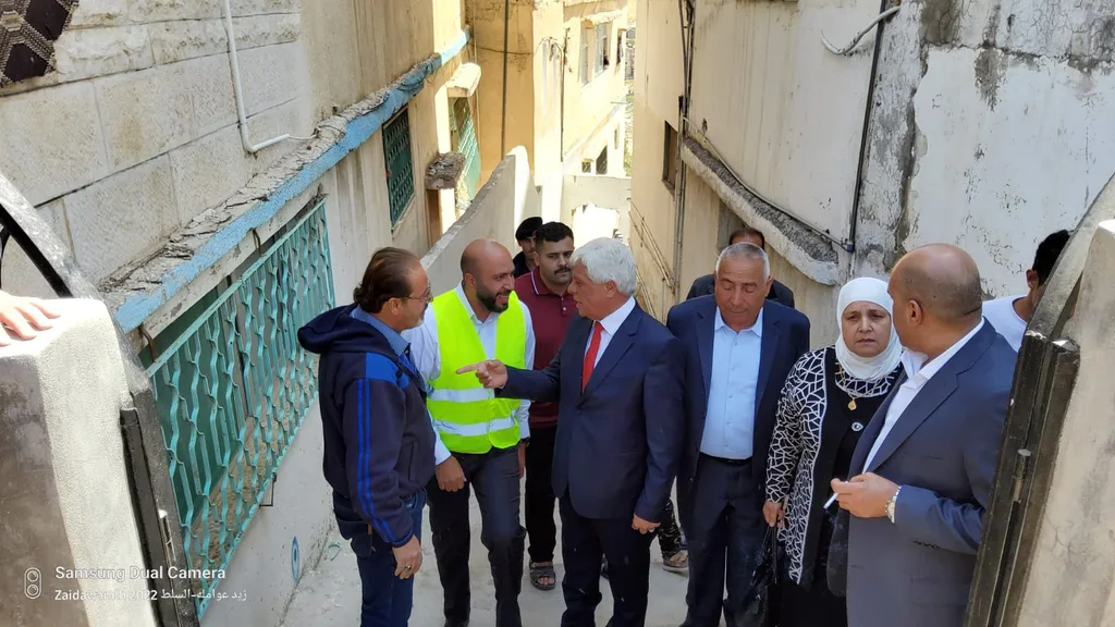 الحياري يعود مصابي انهيار السلط ويتفقد الموقع
