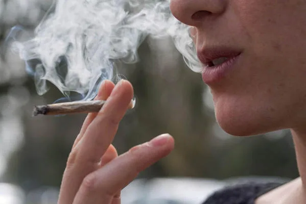 طمعا بـ10 دنانير.. تاجر حشيش يقع بيد الامن العام