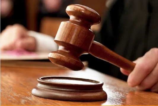 حبس موظف حكومي 3 أشهر وتغريمه 100 دينار بعد إدانته بالفساد