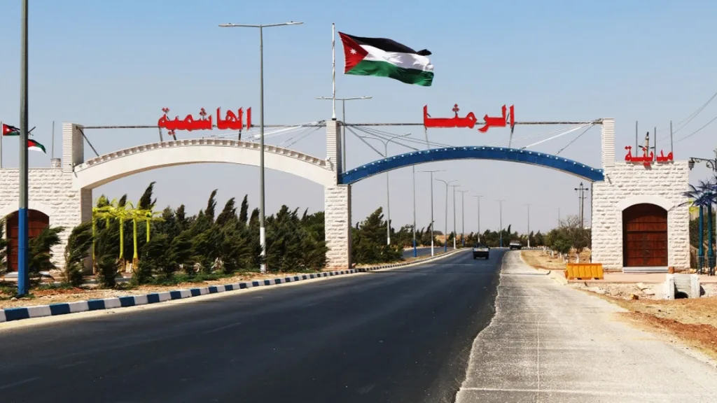 بلدية الرمثا تتعامل مع تشقق في شارع رئيس
