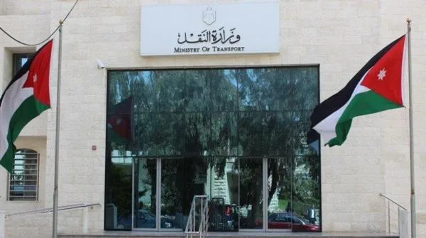 النقل: إشراك جميع الأطراف بمباحثات آلية صرف أجور الحاويات وتنظيم الدور