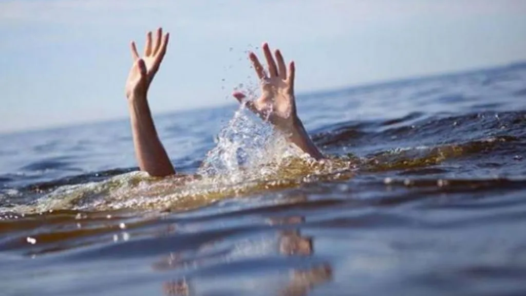 الدفاع المدني ينقذ ٣ أشخاص من الغرق في البحر الميت