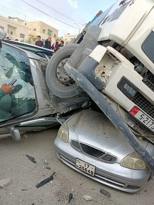 بالصور.. حادث مروع عند مثلث عوجان بالزرقاء