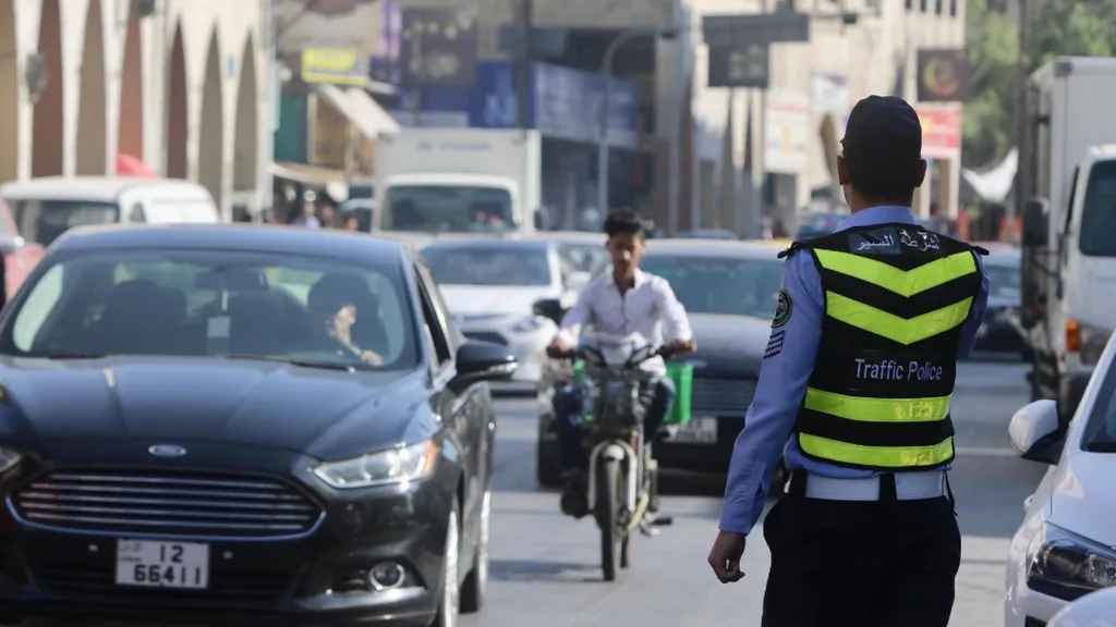 رقيب سير أمام كل مدرسة اعتبار من الغد لتسهيل دخول وخروج الطلاب