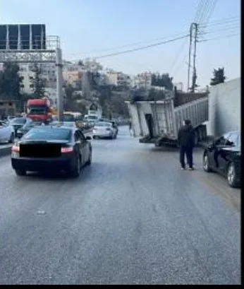 تدهور قلاب واصطدامه بمركبة بصويلح في عمان