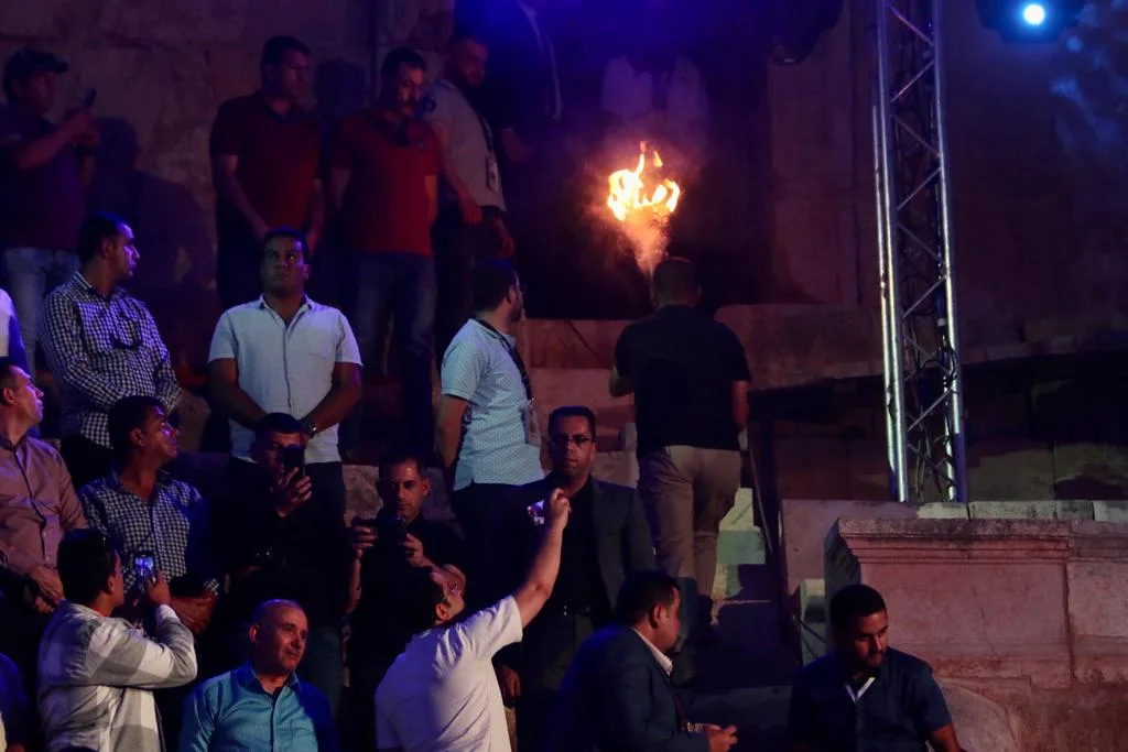 مندوبا عن الملك رئيس الوزراء يوقد شعلة مهرجان جرش