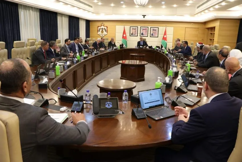 الخصاونة يشكل فريقا من 8 وزراء لتنفيذ التحديث الاقتصادي (اسماء)