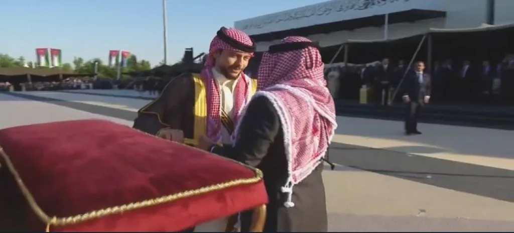 عاجل .. الملك يهدي الأمير الحسين سيفا هاشميا يرمز للعدل والدفاع عن الوطن