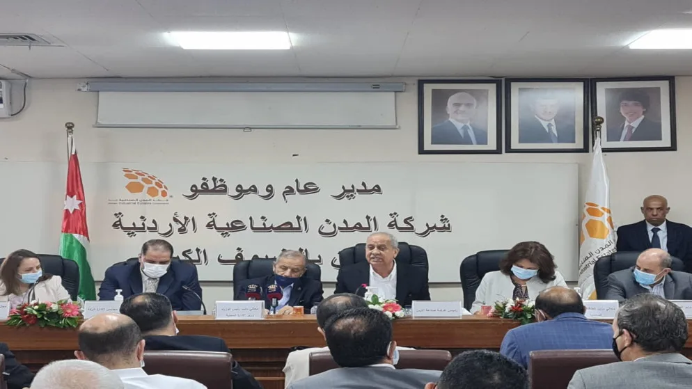 فريق حكومي يزور مدينتين صناعيتين لمتابعة أداء المناطق التنموية والحرة