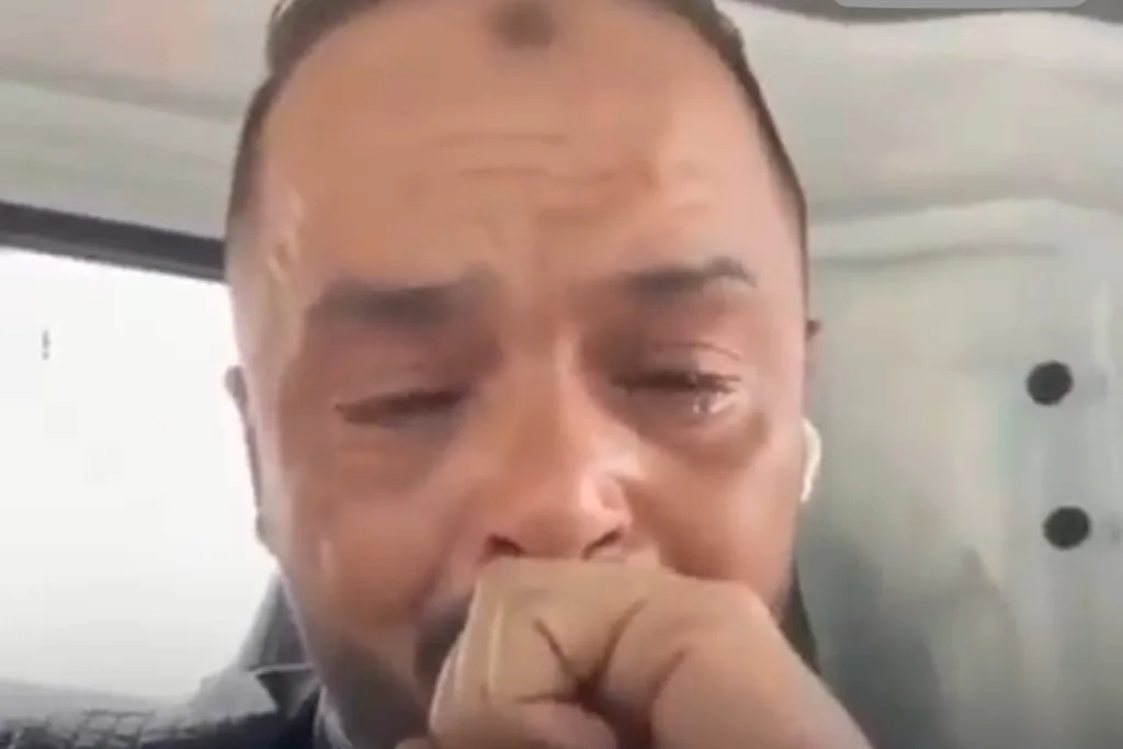 قلبي يحترق .. شاب  ينهار باكيا بعد ضياع كلبته بوبي (فيديو)