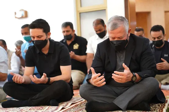 الملك وولي العهد يؤديان صلاة الجمعة - صور
