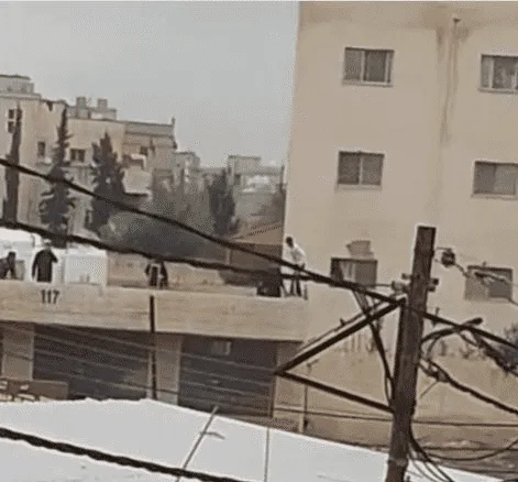 ثني عشريني عن انهاء حياته باربد