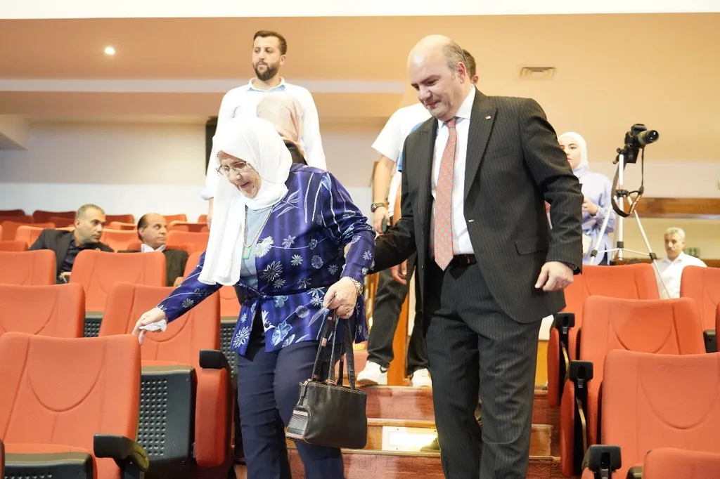 في لفتة إنسانية.. احد قيادات الميثاق يرافق سيدة مسنّة خلال فعالية حزب الميثاق في إربد