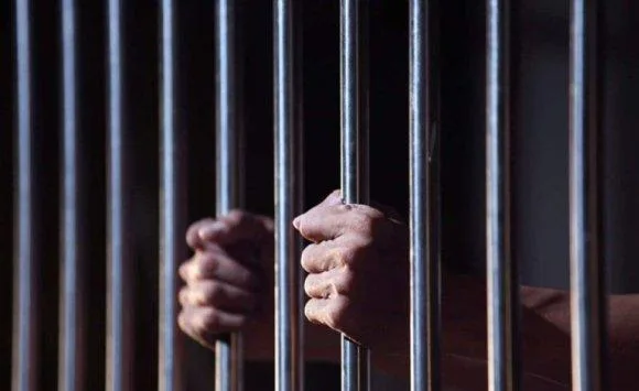 توقيف ومنع سفر لـ6 موظفين اختلسوا 3 ملايين