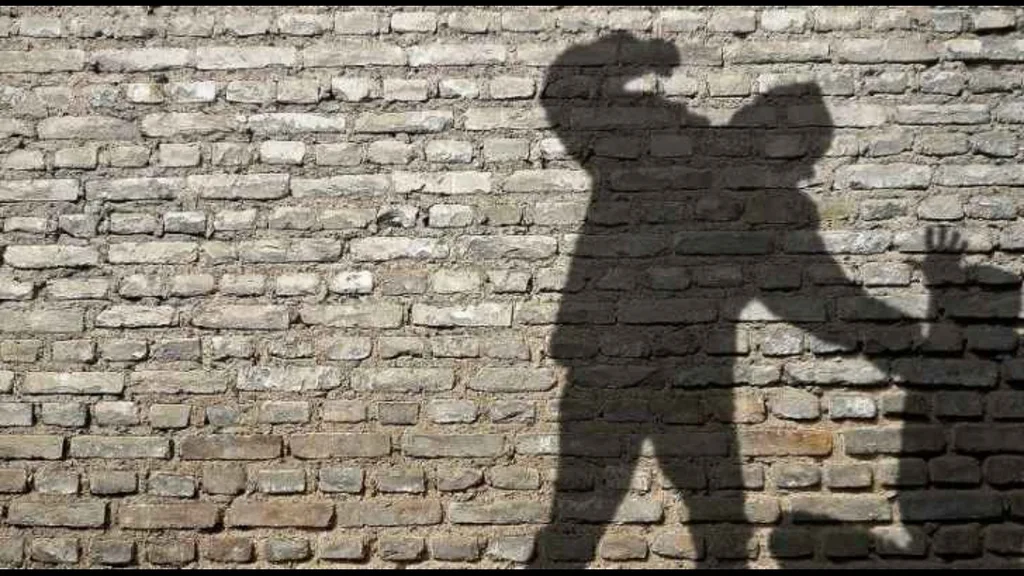 أمام القضاء.. شخص هدد مالك بقالة في عمّان بـ تلبيسه قضية
