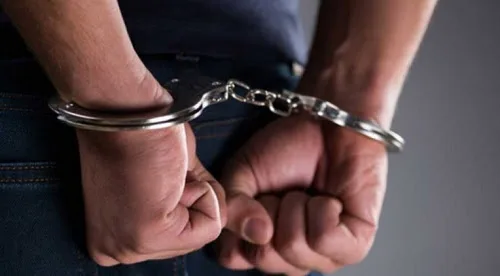 القبض على شخص ادّعى أنه معالج روحي وتسبب لفتاة من جنسية عربية بإصابات بالغة