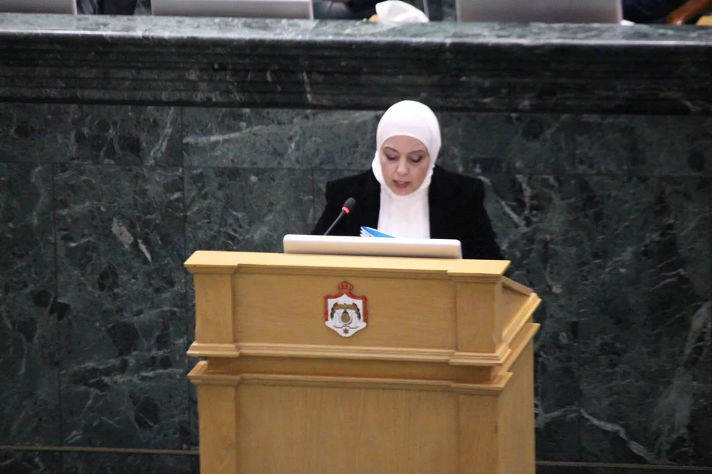 العبادي تدعو لموازنة جريئة وعدالة اجتماعية وربط الإنفاق بالأثر على المواطن