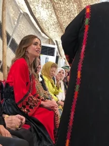 الملكة رانيا في زيارة لمنزل والدة فارس القطارنة - صور