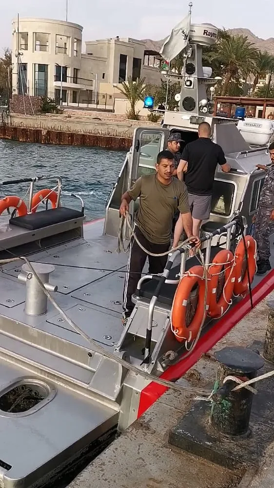 القوة البحرية والزوارق الملكية تنقذ سائحا من خليج العقبة