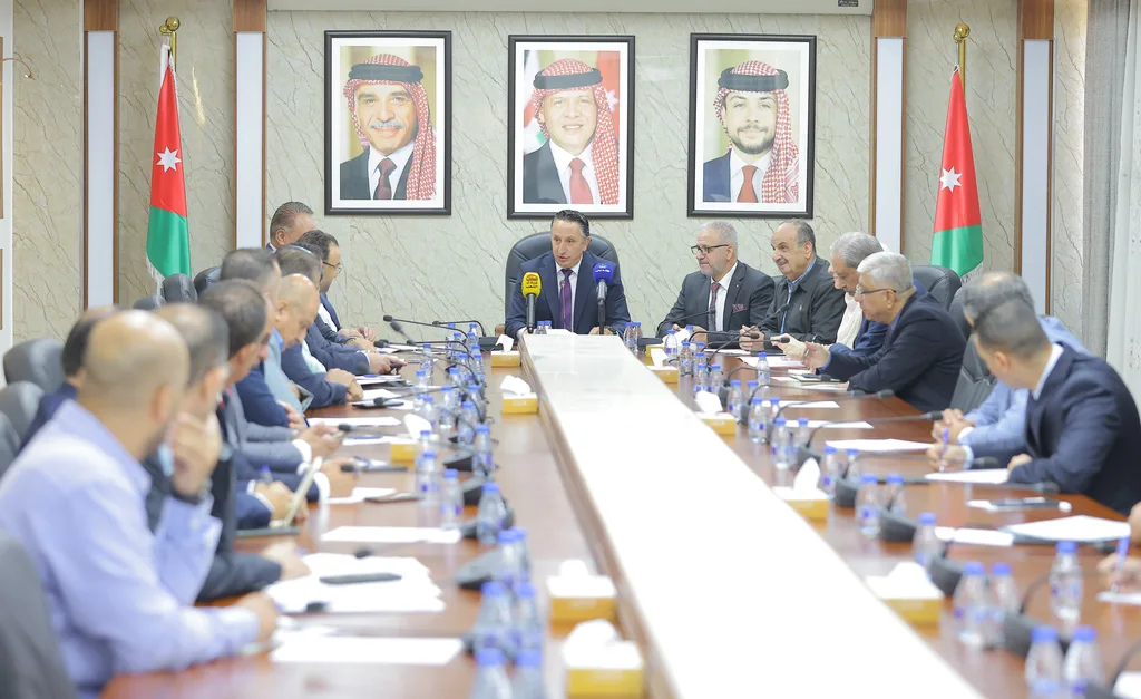 البيئة والعمل النيابيتان تبحثان تسهيل تراخيص المهن ومراقبة مصانع الأغذية