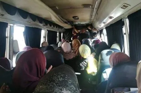 ضبط باص محملا 42 طالبة ومحافظ البلقاء يوقف السائق والمالك أسبوعا